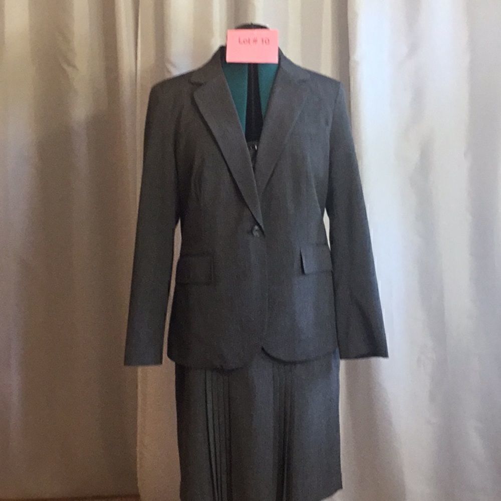 Ladies machine washable suit from WORTHINGTON with jacket & skirt